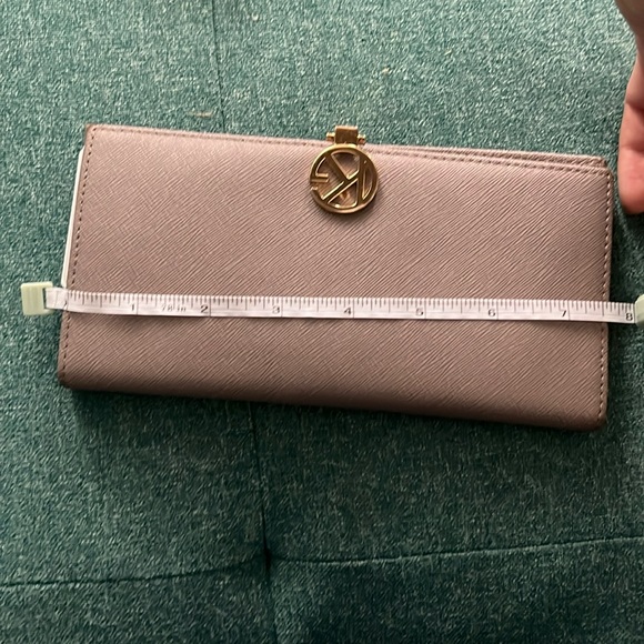 Kurt Geiger Wallet. Barely used. As good as new. Bought for £70( 118 CAD ) - Picture 9 of 10